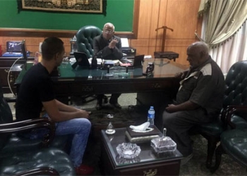 محافظ بورسعيد يصرف اعانة شهرية لمسن