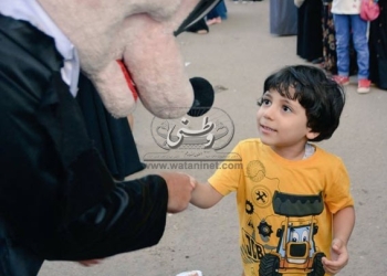 بالصور.. "ميكي" يرسم البهجة علي وجوه أهالي دمنهور احتفالا بالعيد