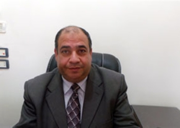 مواطن يهدم منزله بأسيوط ويثير ضجة كبيرة