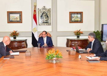 الرئيس السيسي يُتابع خطط عمل الطيران المدني ومصر للطيران