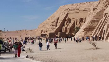 معبد “أبو سمبل” يستقبل 600 سائح من مختلف الجنسيات الأجنبية