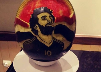 "خالد" نحت البطيخة بصورة "محمد صلاح" احتفالا بفوز المنتخب