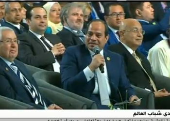 السيسي :”أنا مش عاوزكوا ورايا يا مصريين، أنا عاوزكم قدامي”.