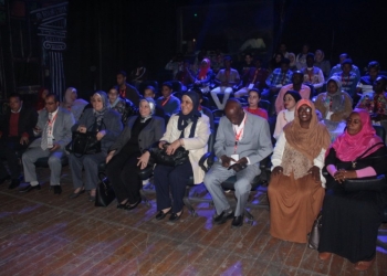 وفد شباب السودان يشهد العرض المسرحي “الثامنة مساءً” على مسرح الغد