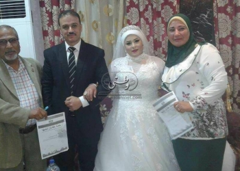 عروسان يوقعان على إستمارة “علشان تبنيها” في دمنهور