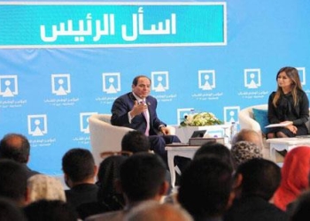 “السيسي” يمازح شريف إسماعيل خلال منتدي شباب العالم