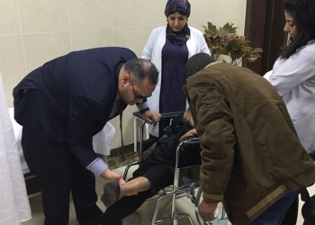خبير عالمي بالمخ والأعصاب يناظر 97 مريض بمستشفى أرمنت بالأقصر