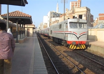 سيارة ربع نقل تقتحم مزلقان كفر شبين بالقليوبية