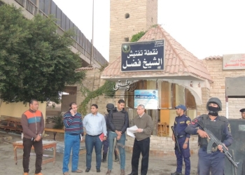 مدير أمن المنيا يفحص نقاط الفرز بكنائس ومطرانيات المنيا