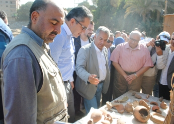 وزير الأثار ورئيس جامعة عين شمس في جولة تفقدية لأعمال الحفر ب"عرب الحصن"