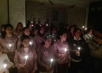صلاة بالشموع في احتفال جمعية مارمينا و البابا كيرلس بالسويس باستشهاد مارمينا العجايبي
