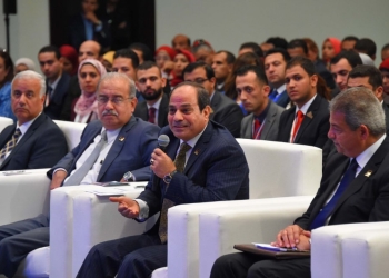 “السيسي” يمازح مدير الجلسة بمنتدى شباب العالم
