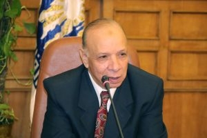 رئيس حي الوايلي يشارك طلاب مدرسة “الجلاء” زراعة شجرة الشهيد