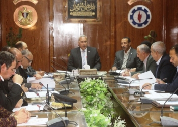 محافظ السويس يكلف رؤساء الأحياء بعمل محاضر للمخالفين بالشوارع
