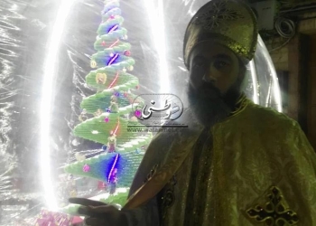 مزود مجسم المسيح بكنيسة الأنبا بيشوى ببورسعيد...كرة أرضية تشع ضوء للعالم