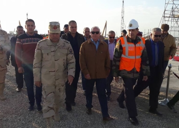 رئيس “الهندسية للقوات المسلحة” ومستشار رئيس الجمهورية ومحافظ بورسعيد يشهدوا لحظة خروج ماكينة أحد الأنفاق بجنوب بورسعيد