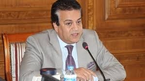 “عبدالغفار” يستعرض تقريرا حول العثور على دولفين نافق بالعين السخنة