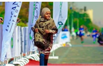 “مروة” بطلة الماراثون.. حافية على جسر التحدي