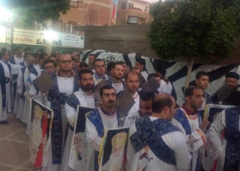 أجراس الكنائس تدق بطما لاستقبال جثمان مثلث الرحمات الأنبا فام