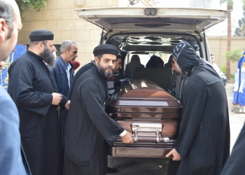 كهنة طما يحملون جثمان مثلث الرحمات الأنبا فام في الوداع الأخير