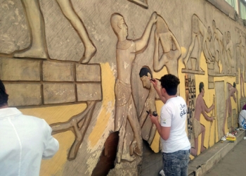 تحويل جدران الاسمنت بطريق المطار إلى جداريات