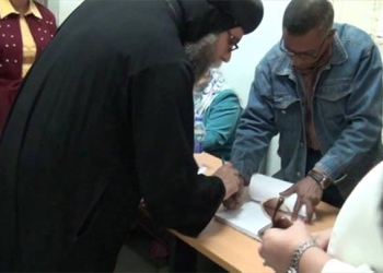 أسقف ببا يدلي بصوته في الانتخابات الرئاسية