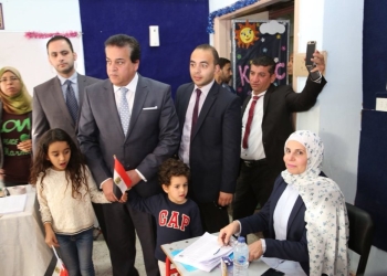 وزير التعليم العالي يصطحب أحفاده أثناء إدلائه بصوته اليوم في انتخابات الرئاسة