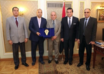 وزير التعليم العالي يكرم مدير الإدارة العامة للتعليم الخاص