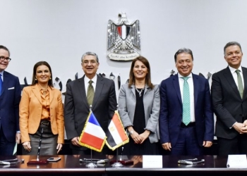 وزير الصحة يوقع مع الجانب الفرنسي منحة لدعم الرعاية الصحية  بـ 5 محافظات