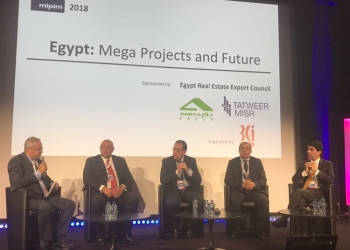 وزير الإسكان يُسوّق للمشروعات الكبرى بالعاصمة الإدارية فى أكبر معرض عقارى بالعالم