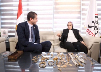 سيدة تتبرع بذهبها بالكامل لصالح صندوق “تحيا مصر” للمساهمة فى تنمية سيناء
