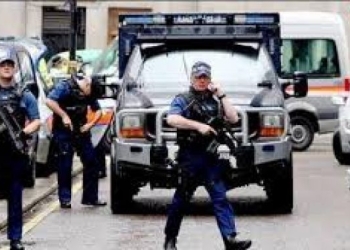 الشرطة البريطانية: دهس 6 أشخاص بسيارة في مدينة مانشيستر