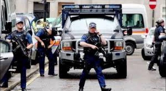 الشرطة البريطانية: دهس 6 أشخاص بسيارة في مدينة مانشيستر