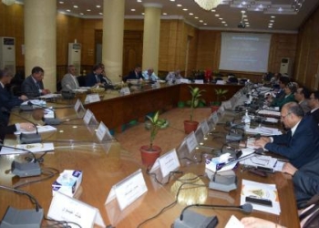 مجلس جامعة بنها يشدد على منع الهواتف المحمولة في لجان الامتحان