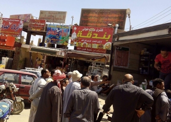 مركز الخارجة يوفر خضروات وفاكهة بأسعار مخفضة للمواطنين
