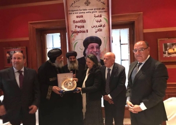 الأنبا برنابا يُقيم مأدبة غداء على شرف قداسة البابا تواضروس بروما