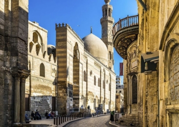 شارع المعز لم يتعرض لعملية رصف بالأسفلت وإزالة مدير عام القاهرة التاريخية: الأرضية الخاصة به