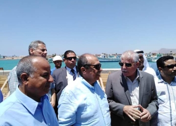 وزير الزراعة يتفقد أعمال تطوير وتوسيع ميناء الصيد بالطور