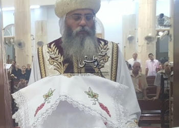 الأنبا أنطونيوس يصلي القداس الإلهي بأبوتيج