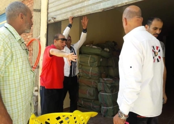 حي المناخ ببورسعيد  يغلق ٤ محلات للملابس المعدة للتهريب