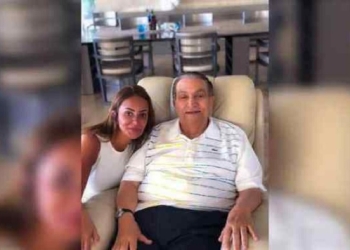 بعد الجدل على صورة "مبارك".. صاحبة الصورة تكشف عن ملابساتها