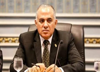 وزير الري يبحث إزالة التعديات على المجارى المائية