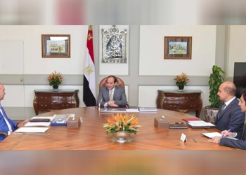 "السيسي" يُتابع مع "مميش" تطوير المنطقة الاقتصادية لقناة السويس