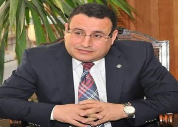 محافظ الإسكندرية يضع إكليل الزهور على النصب التذكاري للشهداء