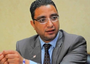 رئيس جامعة سوهاج يهنئ المحافظ الجديد في مكتبه