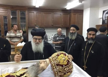 الأنبا موسى ناظرًا لجثمان الأنبا بيشوي: أه يا حبيبي هتوحشني..مع السلامة يا سيدنا