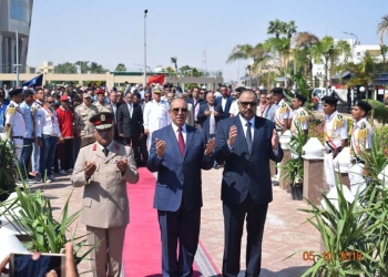 محافظ البحر الأحمر يضع إكليل الزهور على النصب التذكاري احتفالا بالذكرى الـ45 لانتصارات اكتوبر