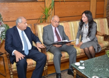 رئيس جامعة أسيوط يجدد عقد التعاون المشترك بين الجامعة وشركة مصر للسياحة