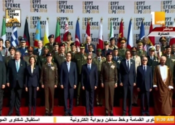 السيسي يلتقط صورة تذكارية مع حضور المعرض الدولي للصناعات الدفاعية