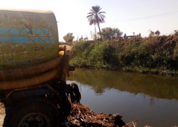 ضبط جرار كسح يلقي مخلفات صرف صحي بمجري مائي بالمنيا